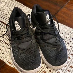 Like new condition black Mens Nike Kyrie Flytrap basketball shoe. Size 11.5.